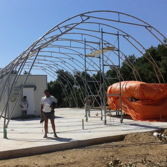 Αποθήκη 8Χ30 Σωληνωτός Σκελετός με Οροφή Α/Μ Νάιλον & Πετροβαμβακα Πλευρικά Πολυεστερικό Κυματοειδές (Τιμή με Εγκατάσταση)