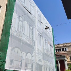 Εκτύπωση σε Μουσαμά ΔΙΑΤΡΗΤΟ Δίχτυ Mesh PVC 270 γραμμάρια Με "ΜΠΟΥΝΤΟΥΖΙΑ Πάνω σε ΙΜΑΝΤΑ" Σε  Διάσταση της Επιλογής σας Ειδική Κατασκευή