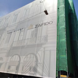 Εκτύπωση σε Μουσαμά ΔΙΑΤΡΗΤΟ Δίχτυ Mesh PVC 270 γραμμάρια Με "ΜΠΟΥΝΤΟΥΖΙΑ Πάνω σε ΙΜΑΝΤΑ" Για Σκαλωσιές, Πανό, Διαφημιστικά Σε  Διάσταση της Επιλογής σας 